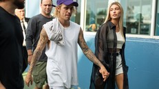 Justin Bieber hốc hác khi đi xem thời trang cùng hôn thê