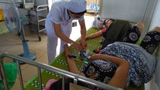 Ăn cưới về, hàng chục người nhập viện vì ngộ độc thực phẩm