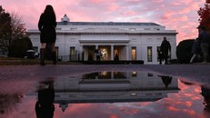 Ông Trump thư giãn ăn tối cùng gia đình giữa lúc bầu cử 'nước sôi lửa bỏng'