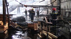 Xưởng gỗ rộng 2.000 m2 bị cháy rụi