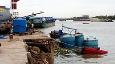 Thuyền thủng đáy, 26 tấn hóa chất chìm xuống sông Đồng Nai