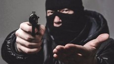 Dùng súng nhựa cướp một tỷ đồng trong chung cư cao cấp Hà Nội