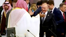 Tổng thống Putin ‘đập tay’ vui vẻ với Thái tử Ả rập Xê út