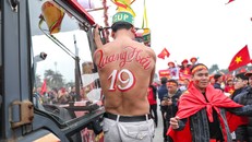 Muôn vàn trang phục 'độc, lạ' của CĐV đến cổ vũ cho ĐT Việt Nam trong trận chung kết lượt về AFF Cup