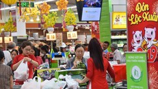 Người dân ùn ùn vào siêu thị sắm Tết, chợ truyền thống thưa vắng