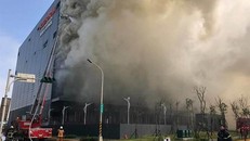 Lực lượng cứu hỏa có mặt tại hiện trường - Ảnh: CNA