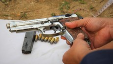 Khẩu súng của nhóm cố thủ trong ôtô suốt nhiều giờ đã lên đạn