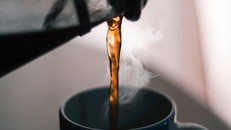 Uống trà và cà phê nóng có thể tăng nguy cơ mắc ung thư thực quản 