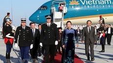 Quang cảnh lễ đón Chủ tịch Quốc hội Nguyễn Thị Kim Ngân tại sân bay Orly. 