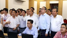 Thủ tướng Nguyễn Xuân Phúc thăm phòng điều hành mô phỏng thành phố thông minh.