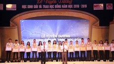 Lãnh đạo tỉnh Hà Tĩnh trao tặng bằng khen và vinh danh học sinh giỏi quốc gia.