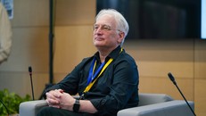 Giáo sư Wayne Holmes