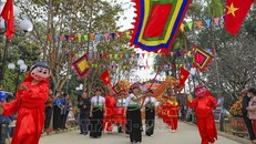 Chuẩn bị rước kiệu vào Đền Hoàng Công Chất.