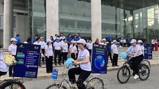 Đoàn xe đạp tỉnh Bình Dương diễu hành tuyên truyền hưởng ứng Giờ Trái đất 2025. Ảnh: Văn Hướng/TTXVN.