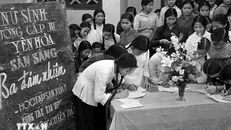 Phong trào phụ nữ “Ba đảm đang” năm 1965 nhanh chóng phát triển thành cao trào cách mạng sôi nổi, rộng lớn, huy động được sức mạnh tổng hợp của hàng chục triệu phụ nữ từ nông thôn tới thành thị, từ miền ngược đến miền xuôi, trên mọi lĩnh vực hoạt động. Trong ảnh: Học sinh trường cấp III Yên Hòa, Hà Nội đăng ký phong trào “Ba đảm nhiệm,' sau này là phong trào phụ nữ “Ba đảm đang”. Ảnh: Thanh Tụng/TTXVN.