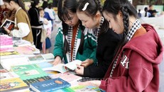 Nhiều học sinh ở thành phố Việt Trì tham quan Hội Sách đất Tổ năm 2025.