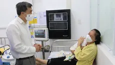 Thứ trưởng Bộ Y tế Trần Văn Thuấn kiểm tra công tác điều trị bệnh sởi tại Đà Nẵng. Ảnh: PV/Vietnam+