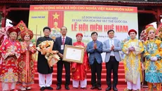 Đón nhận danh hiệu Di sản Văn hóa Phi Vật thể Quốc gia “Lễ hội Điện Huệ Nam.” Ảnh: Tường Vi/TTXVN.