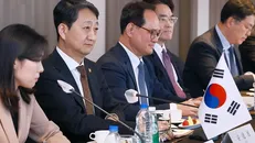 Bộ trưởng Thương mại, Công nghiệp và Năng lượng Hàn Quốc Ahn Duk Geun tham dự cuộc họp với Bộ trưởng Thương mại Trung Quốc Vương Văn Đào tại Seoul ngày 29/3. Nguồn: koreaherald.