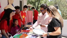 Khách hàng tham quan gian trưng bày các sản phẩm thủ công mỹ nghệ tại sự kiện. Ảnh: Phi Hùng/TTXVN.