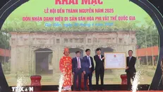 Ông Hoàng Đạo Cương, Thứ trưởng Bộ Văn hóa, Thể thao và Du lịch trao Bằng chứng nhận Di sản Văn hóa phi Vật thể Quốc gia Lễ hội Đền Thánh Nguyễn cho đại diện xã Tiến Thắng, huyện Gia Viễn, tỉnh Ninh Bình. Ảnh: Thùy Dung/TTXVN.