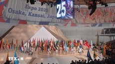 Học sinh Trung học phổ thông Osaka diễu hành với cờ của các quốc gia tham dự EXPO 2025 trong lễ khai mạc. Ảnh: Phạm Tuân/TTXVN.