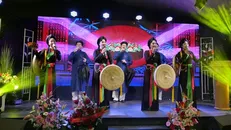 Một tiết mục biểu diễn trong chương trình nghệ thuật “Văn hóa Việt Nam-Tinh hoa di sản Kinh Bắc” của Nhà hát Dân ca Quan họ Bắc Ninh tại Berlin. Ảnh: Thu Hằng/TTXVN.