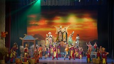 Học sinh Victoria School lần đầu biểu diễn nhạc kịch chuyên nghiệp tại sân khấu nhà hát thành phố.