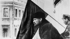 Từ trên trụ sở Soviet (Moskva), Vladimir Ilyich Lenin nói chuyện với Hồng quân trước giờ lên đường chiến đấu (16/10/1919). Ảnh: Tư liệu quốc tế TTXVN.
