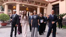 Phu nhân Ngô Phương Ly và bà Leyla Aliyeva, Phó Chủ tịch Quỹ Heydar Aliyev tham quan tại Bảo tàng Mỹ thuật Việt Nam. Ảnh: Văn Điệp/TTXVN