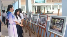 Triển lãm về Bác thu hút thầy cô giáo và học sinh tham quan, tìm hiểu. Ảnh: Hồng Hiếu/TTXVN.