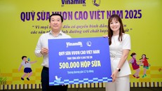 Ông Đỗ Thanh Tuấn – Giám đốc Đối ngoại Vinamilk – trao tặng bảng tượng trưng 500.000 hộp sữa cho đại diện Quỹ Bảo trợ Trẻ em Việt Nam nhân dịp khởi động Quỹ sữa năm 2025. Ảnh: Nam Anh