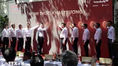 Lãnh đạo Chính phủ, Bộ ngành và Thành phố Hồ Chí Minh thực hiện nghi thức Khai trương Trung tâm Báo chí tuyên truyền các hoạt động Kỷ niệm 50 năm Ngày Giải phóng miền Nam, thống nhất đất nước. Ảnh: Xuân Anh/TTXVN