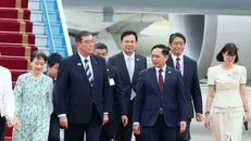 Phó Thủ tướng, Bộ trưởng Ngoại giao Bùi Thanh Sơn đón Thủ tướng Nhật Bản Ishiba Shigeru và Phu nhân tại Sân bay quốc tế Nội Bài. Ảnh: An Đăng/TTXVN.