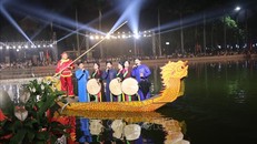 Các liền anh, liền chị biểu diễn Dân ca Quan họ Bắc Ninh trên thuyền. Ảnh: Thái Hùng/TTXVN.