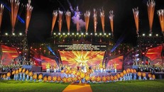 Chương trình nghệ thuật tái hiện những mốc son lịch sử của dân tộc với khí thế hào hùng, vẻ vang.