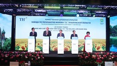 Các lãnh đạo cấp cao của Việt Nam và Liên bang Nga cùng đại diện Tập đoàn TH thực hiện nghi thức nhấn nút khánh thành Nhà máy (tại Moscow)