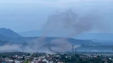 Khói bốc lên sau vụ tấn công bằng pháo kích của Pakistan tại Udhampur, Ấn Độ ngày 10/5/2025. Ảnh: ANI/TTXVN