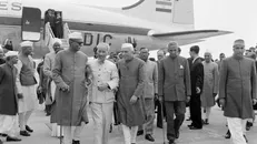 Tổng thống Prasat và Thủ tướng Jawaharlal Nehru ra sân bay New Delhi đón Chủ tịch Hồ Chí Minh thăm hữu nghị Ấn Độ từ ngày 5-14/2/1958. Ảnh: Tư liệu TTXVN.