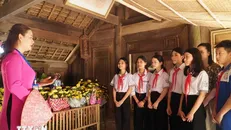 Học sinh tham quan Khu Di tích quốc gia đặc biệt Kim Liên (Nam Đàn, Nghệ An). Ảnh: Bích Huệ/TTXVN.