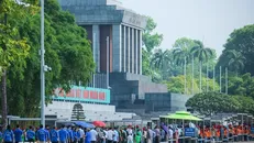 Đông đảo người dân và du khách vào Lăng viếng Chủ tịch Hồ Chí Minh, sáng 17/5. Ảnh: Hoàng Hiếu/TTXVN.