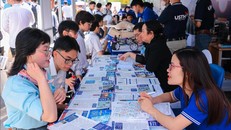 Các trường đại học khối Khoa học công nghệ tổ chức giới thiệu, tư vấn tuyển sinh với học sinh các trường THPT tham dự sự kiện. Ảnh: Hoàng Hiếu/TTXVN.