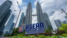 Logo ASEAN Malaysia 2025 trước Tòa tháp đôi Petronas ở Kuala Lumpur. Nguồn: Bermana