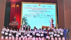 Đại biểu tham dự lễ trao học bổng, phát quà cho học sinh có hoàn cảnh khó khăn.