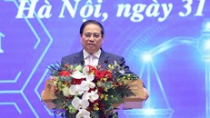 Thủ tướng yêu cầu Bộ Tư pháp tiếp tục phối hợp với các bộ, cơ quan liên quan hoàn thiện các tính năng, tạo thêm các trường thông tin của Cổng Pháp luật quốc gia. Ảnh VGP/Nhật Bắc