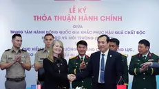 Toàn cảnh lễ ký thỏa thuận hành chính về hợp tác tăng cường năng lực ứng phó các sự cố hóa học, sinh học, phóng xạ và hạt nhân giữa đại diện hai cơ quan NACCET và DTRA. Ảnh: Trọng Đức/TTXVN