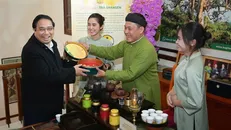 Nghệ nhân Đào Đức Hiếu phục vụ trà Thủ tướng Phạm Minh Chính tại hội nghị tổng kết ngành nông nghiệp năm 2024.