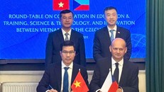 Ông Trần Trọng Đạo - Hiệu trưởng Trường Đại học Tôn Đức Thắng và ông Milan Adámek, Hiệu trưởng Tomas Bata University ký kết hợp tác. 