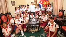 Học sinh Trường Tiểu học Võ Thị Thắng thăm phòng Khánh tiết, nơi Đại sứ Việt Nam tiếp các đoàn khách quốc tế và bạn bè Cuba. Ảnh: Việt Hùng/TTXVN