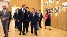 Thủ tướng Phạm Minh Chính và Phu nhân nghe giới thiệu về nhà soạn nhạc cổ điển người Estonia Arvo Pärt. Ảnh: Dương Giang/TTXVN